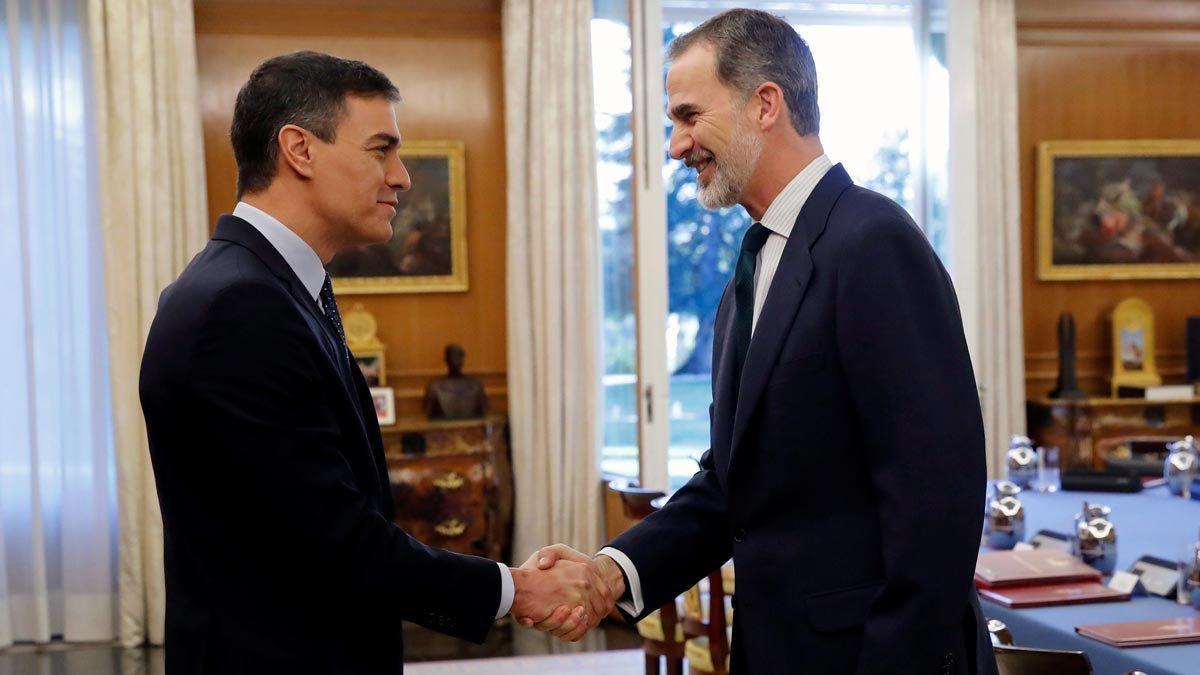 El Rey saluda al presidente del Gobierno, Pedro Sánchez