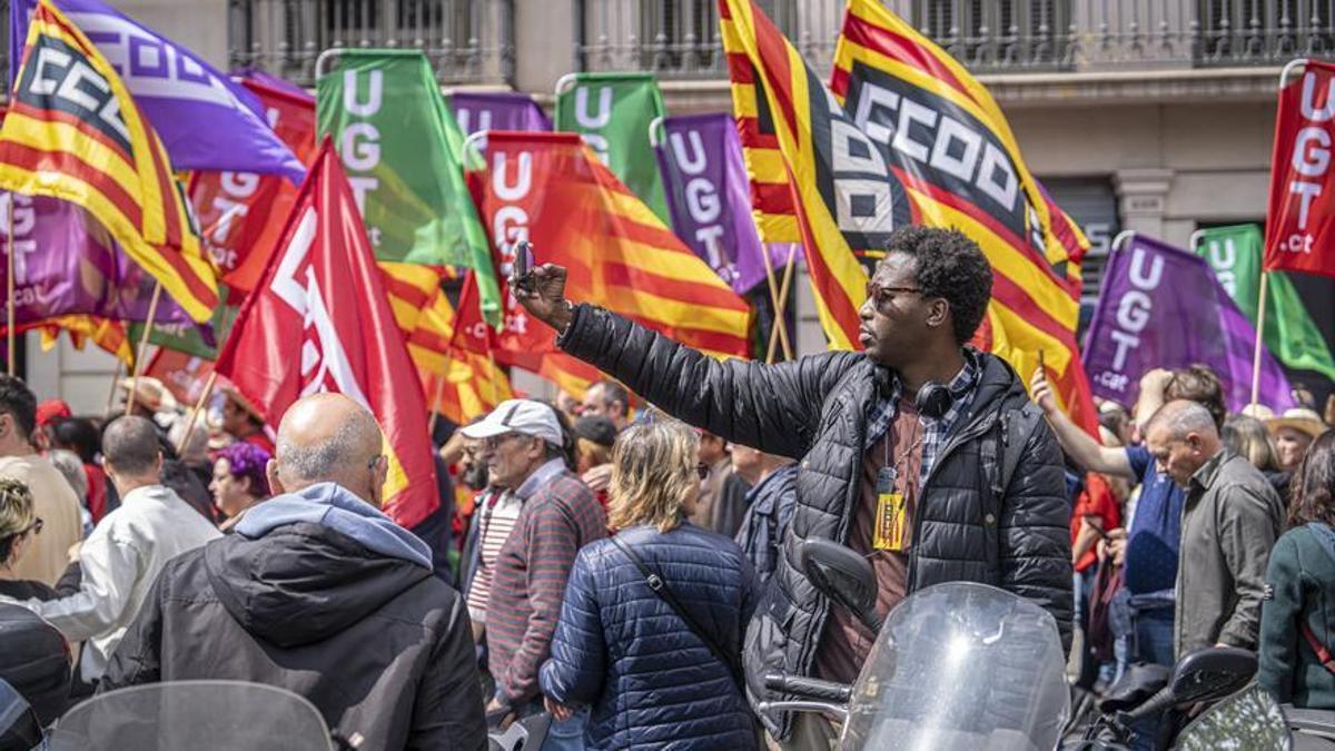 Manifestación con motivo del 1 de mayo en Barcelona, con miles de delegados y simpatizantes de CCOO y UGT.