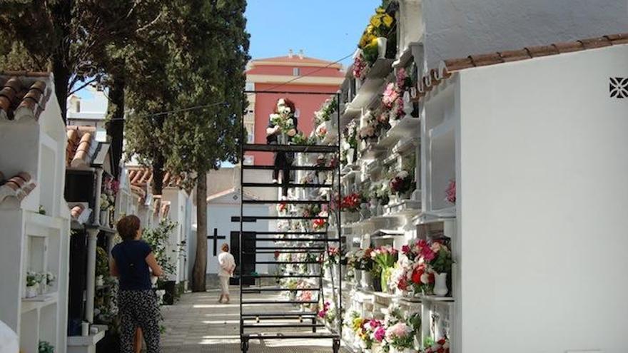 Los ciudadanos acuden estos días a los cementerios a recordar a sus seres queridos.