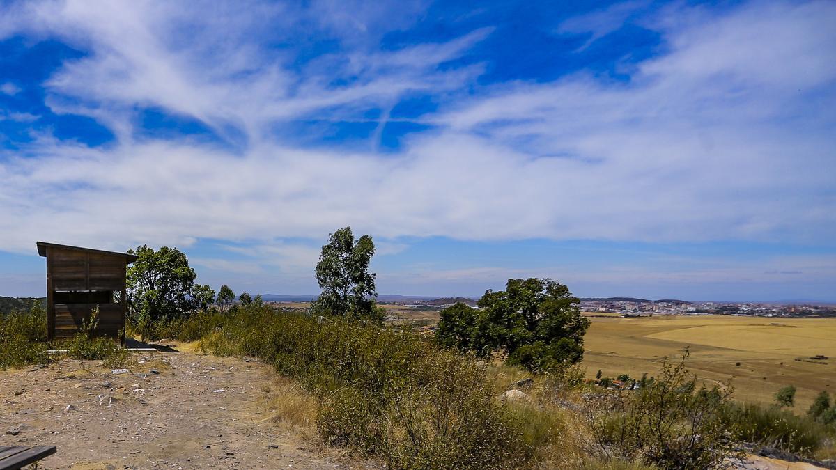 Cerro Arropé, donde está previsto el complejo budista y la gran estatua. Al fondo, la capital cacereña. Se solicitará a Europa sacar este monte de la ZEPA, dentro de unas modificaciones que tramita la Junta.