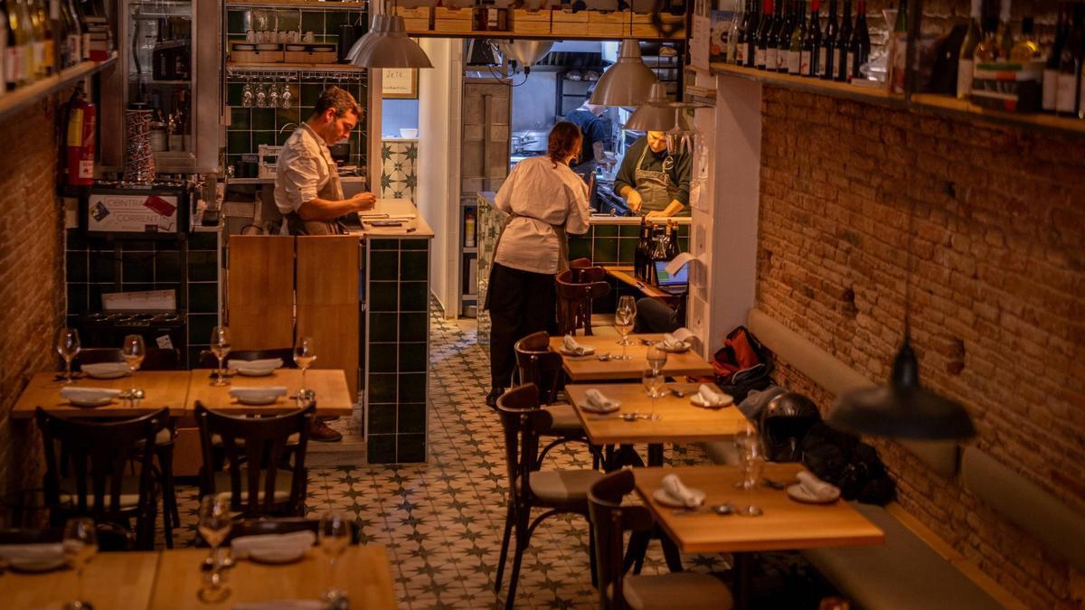 El comedor y la cocina, al fondo, de Contracorrent Bistró.