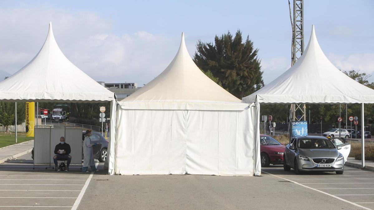 Se instalan carpas como la del Hospital de Sant Joan para hacer las pruebas sin bajar del coche