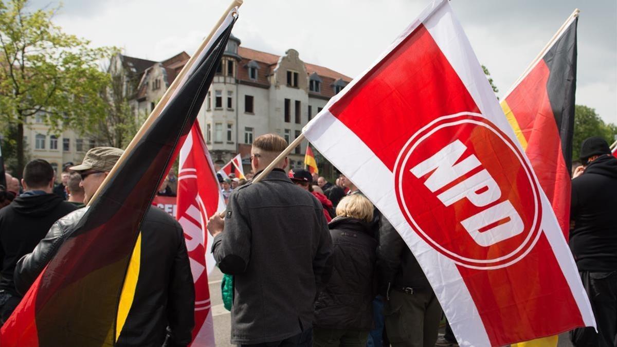 Participantes en un acto del partido neonazi NPD en Erfurt (Alemania)