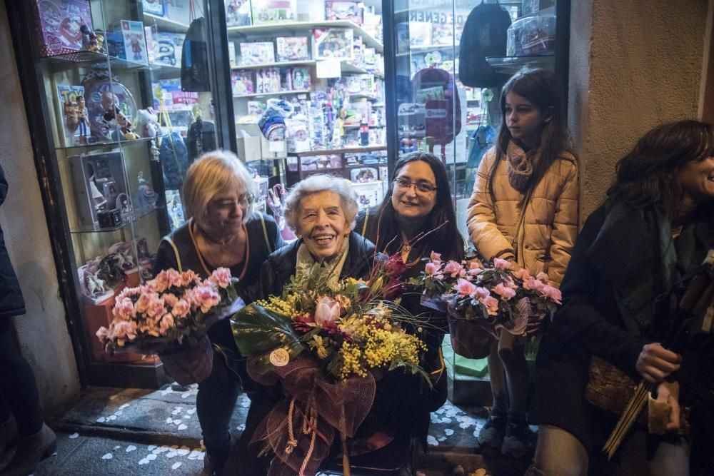 Festa sorpresa per homenatjar una comerciant que ha fet història a Manresa