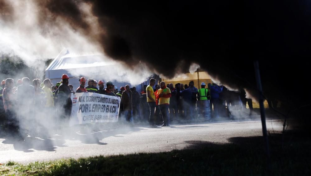 Barricada a las puertas de Alcoa: los trabajadores se concentran delante de la fábrica