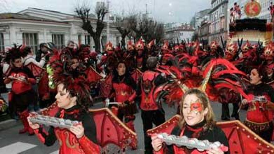 Desfile de comparsas del Entroido 2012 en A Coruña. / Carlos Pardellas