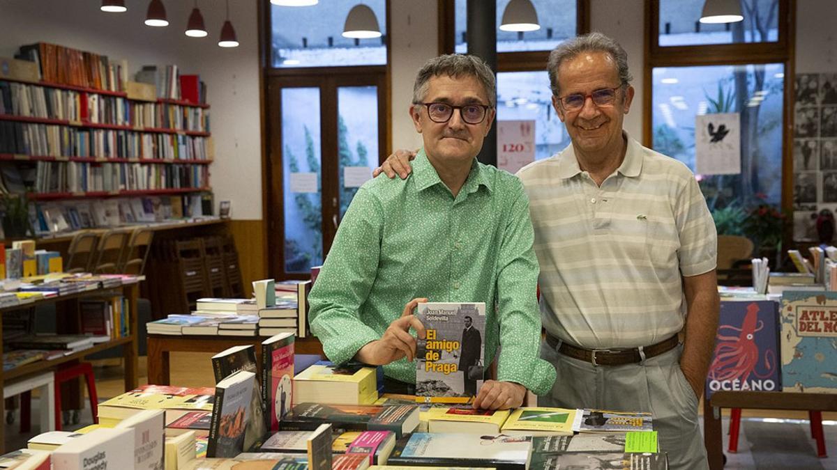 Joan Manuel Soldevilla (izquierda) y Andreu Claret, en la presentación de 'El amigo de Praga', en la librería Documenta, el viernes