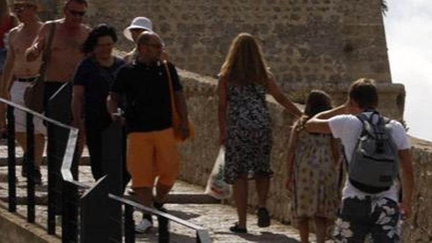 Turistas paseando por la ronda Calvi, en las murallas de Dalt Vila.