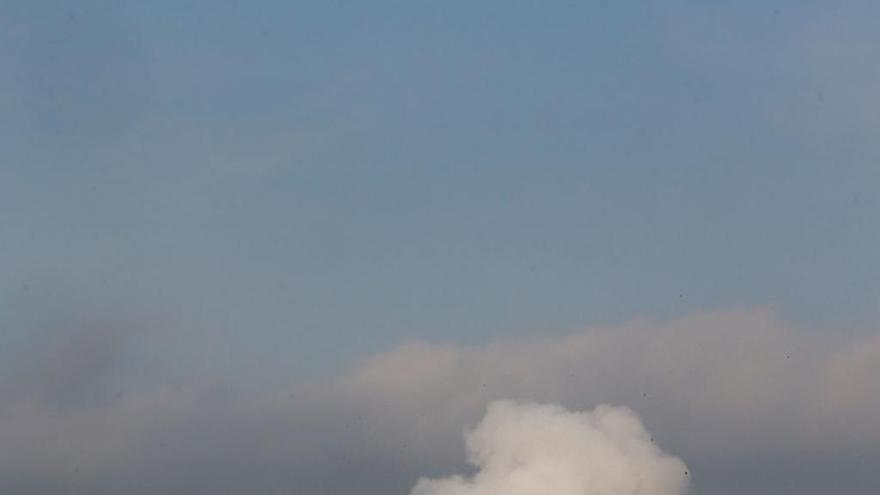 Chimeneas vertiendo humo en la zona industrial de la ría de Avilés.