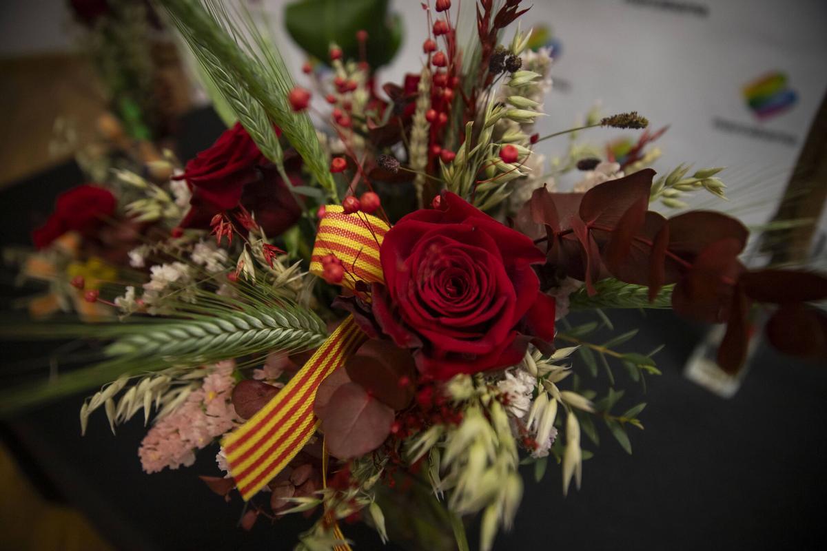 Barcelona, 15 de abril de 2024. El presidente de Mercabarna y concejal de Economía, Hacienda, Promoción Económica y Turismo, Jordi Valls y el presidente del Gremio de Mayoristas de Mercabarna-flor, Miquel Batlle hablan de las previsiones para Sant Jordi