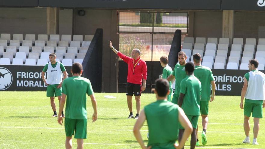 Monteagudo, dando instrucciones en un entrenamiento realizado en el Cartagonova. felipe garcía pagán