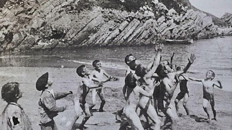 Niños de las colonias, jugando en la playa de Salinas en 1905.