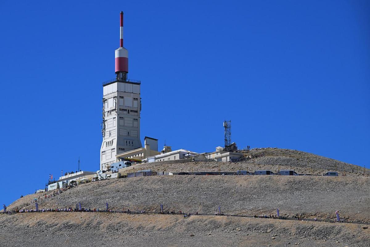 La cumbre del Ventoux vista desde el pie del puerto.