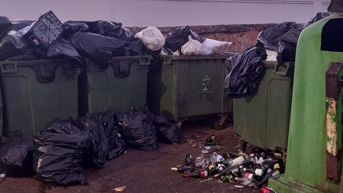 Contenedores de basuras desbordados en el municipio de Yaiza.