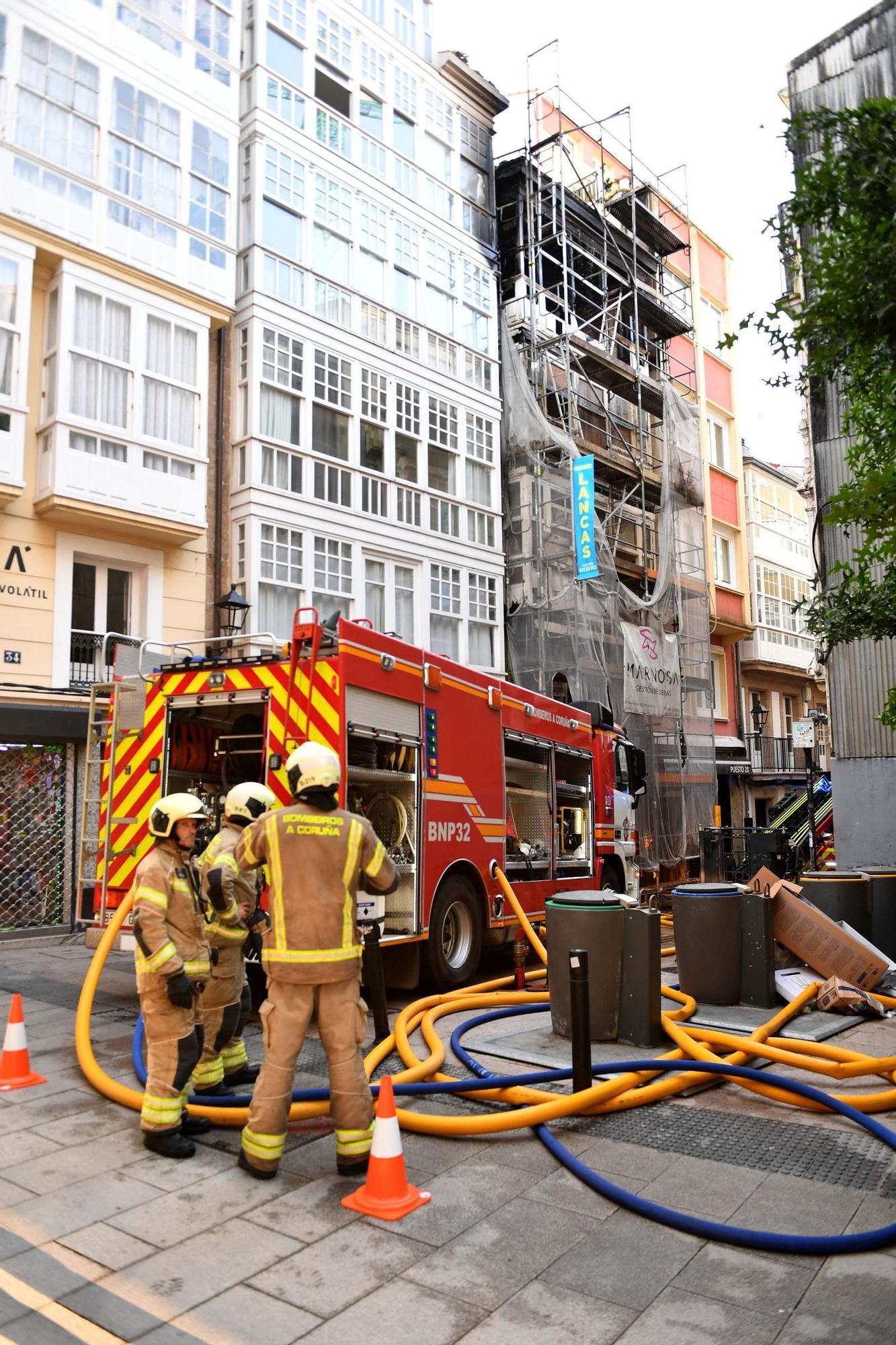 Un incendio en un edificio ocupado de la calle Barrera obliga a desalojar otros seis inmuebles