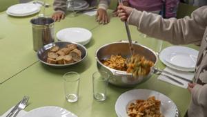 El menú escolar limita els fregits i acomiada els ultraprocessats