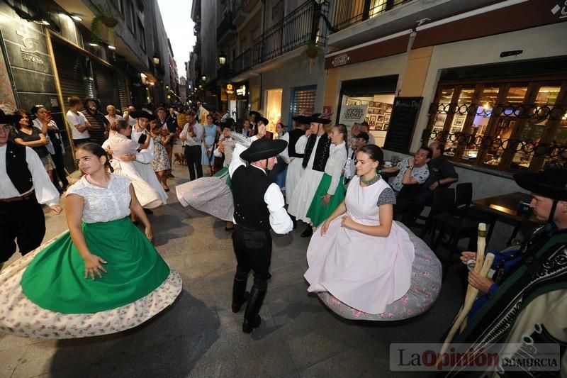 La Antorcha de la Amistad y el Moneo brillan en colores con motivo de este Festival Internacional de Folclore