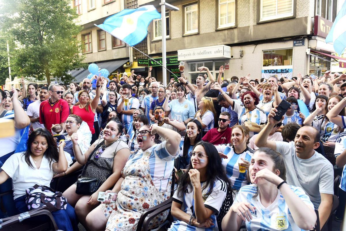 Aficionados argentinos siguen la final del Mundial en A Coruña