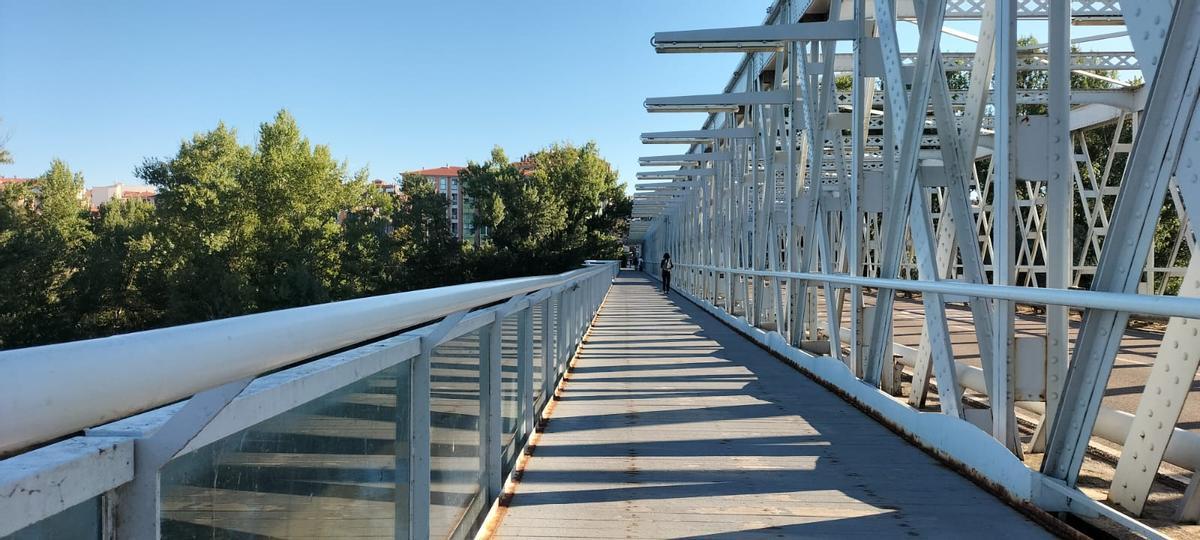 Puente de Hierro de Zamora. Sol y cielos despejados.