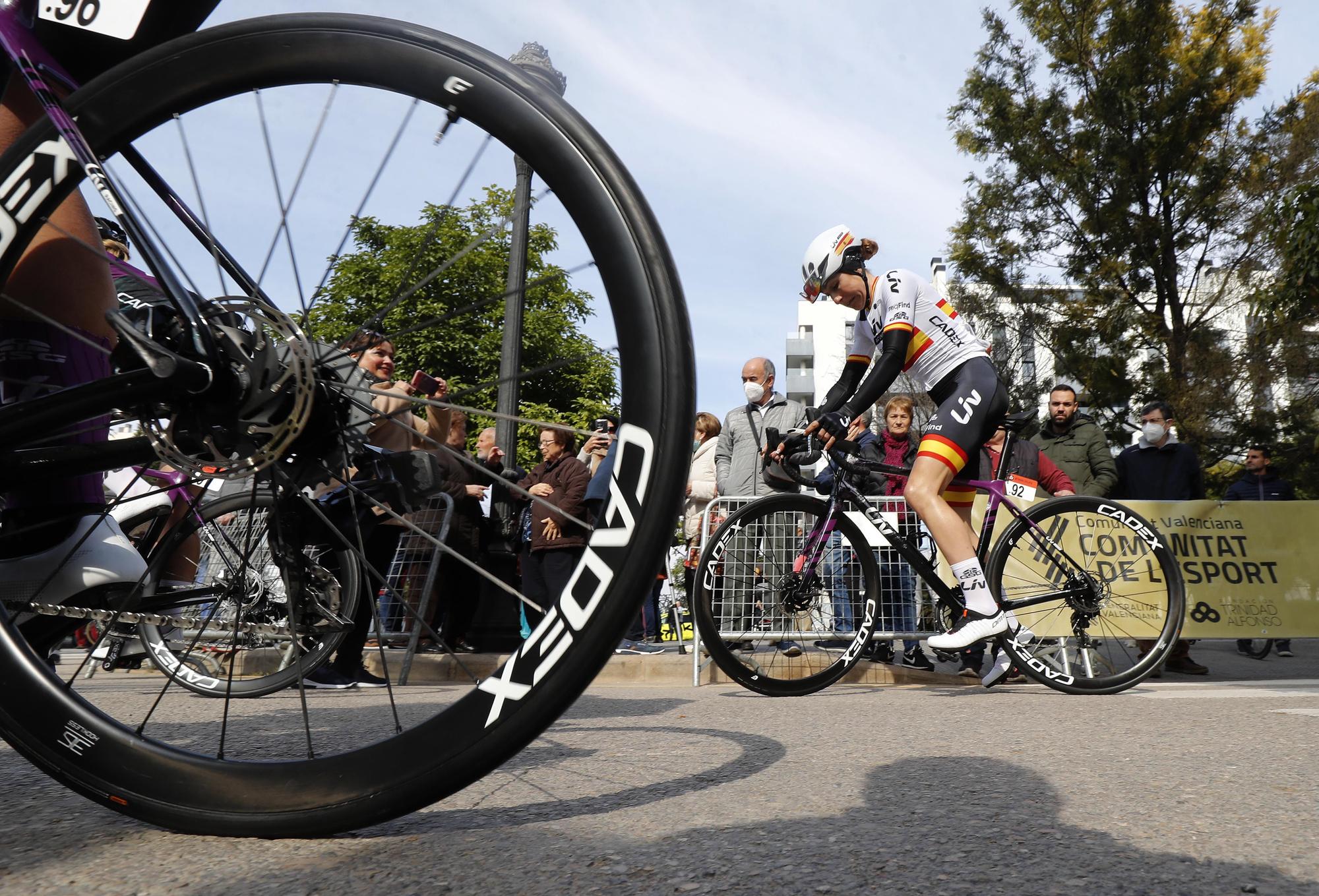 Salida de la primera etapa de la Setmana Ciclista femenina