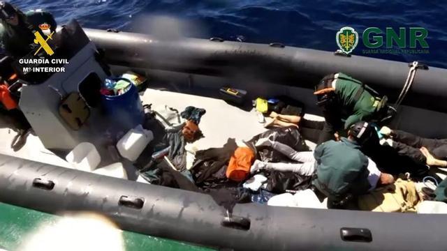 Embarcación intervenida y personas detenidas en un operativo contra el narcotráfico entre la Guardia Civil  de Huelva y la GRN de Portugal, en una imagen de archivo correspondiente al pasado mes de diciembre.