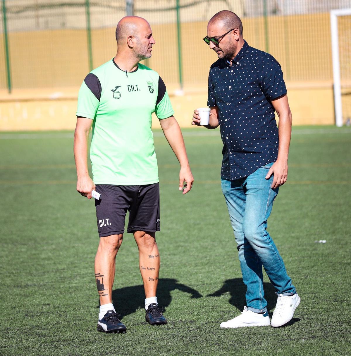 Chus Trujillo junto a Luhay Hamido, presidente del Ceuta, en una sesión de entrenamiento.