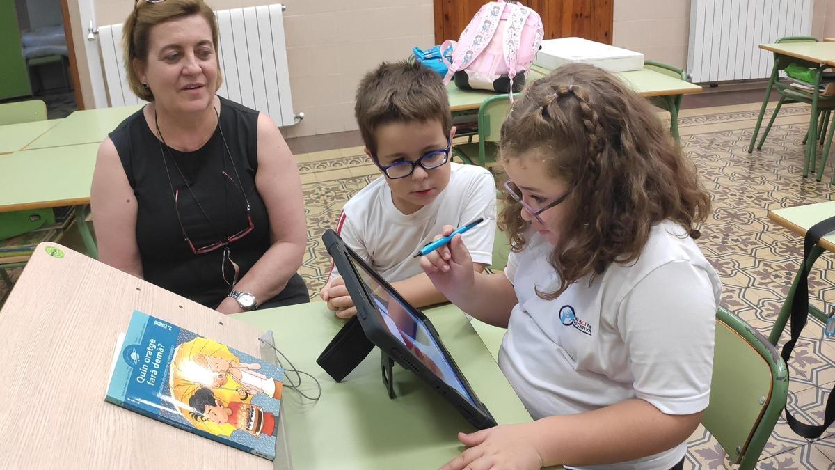 Leire tiene en clase una tableta que puede conectarse a la pizarra.