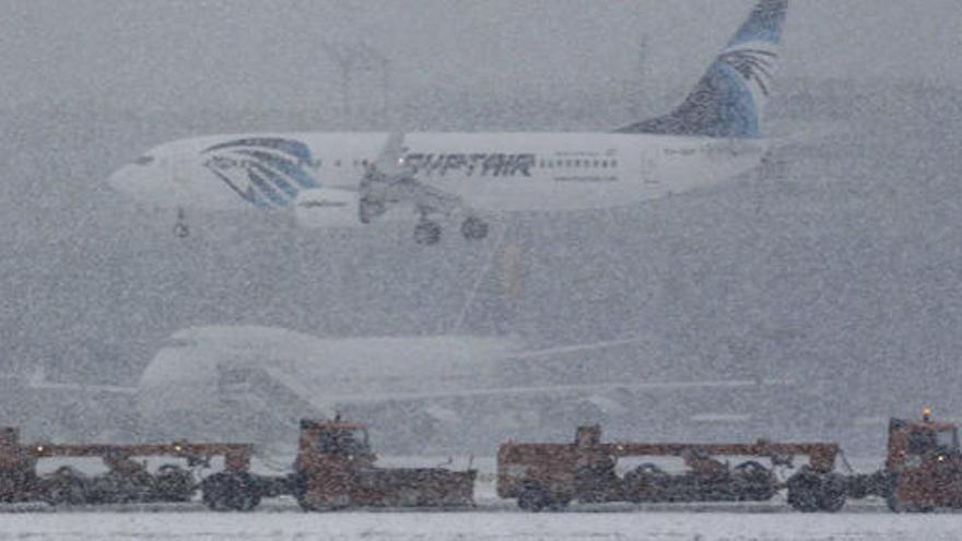 Un avión de Egypt Air trata de aterrizar en Frankfurt.