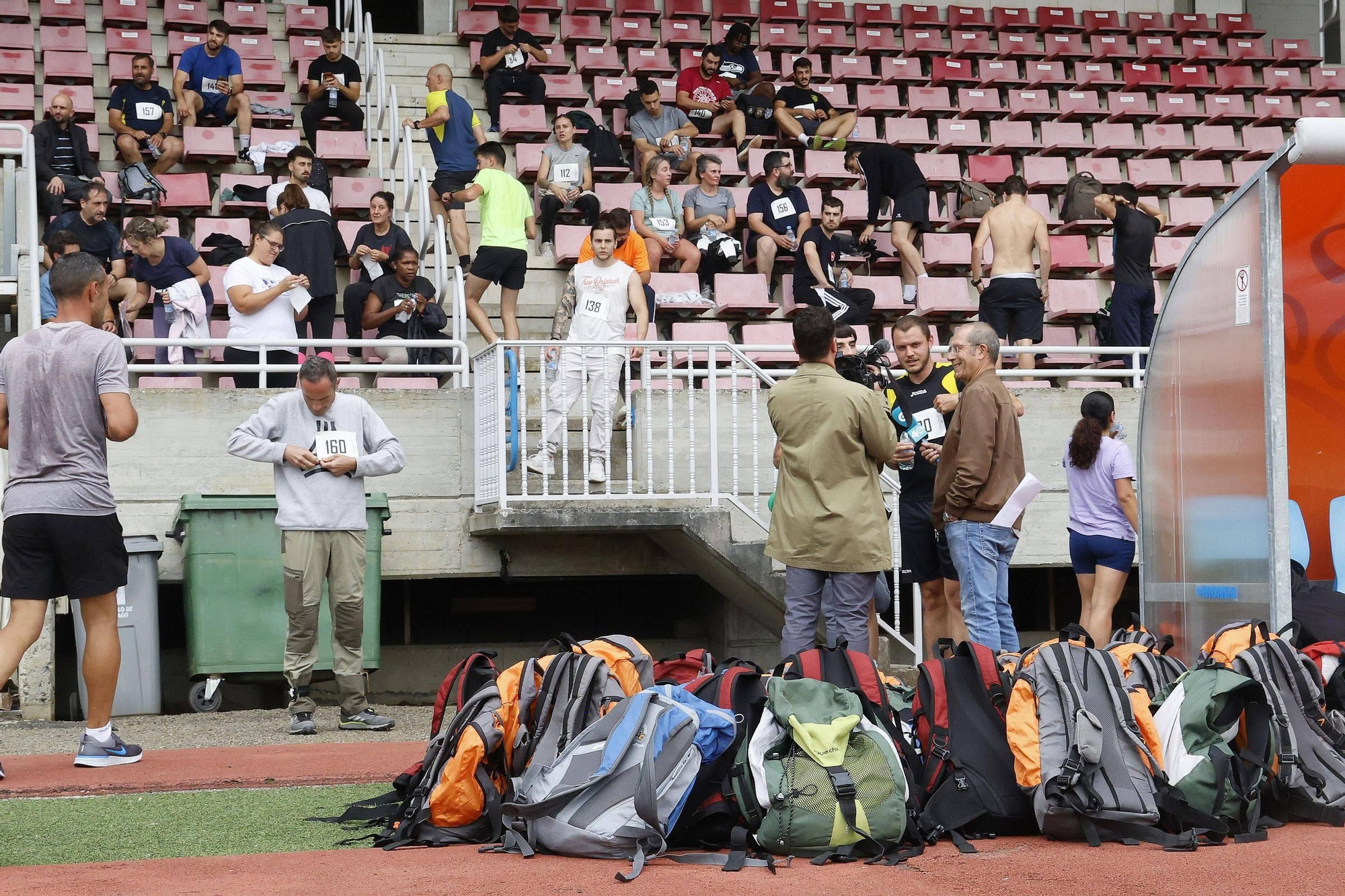 Pruebas físicas de los aspirantes a bomberos forestales en el estadio Verónica Boquete de Santiago