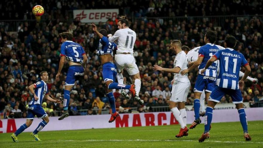 Gareth Bale se eleva por encima de Sidnei para marcar el tercero de los goles del Madrid el sábado contra el Deportivo.