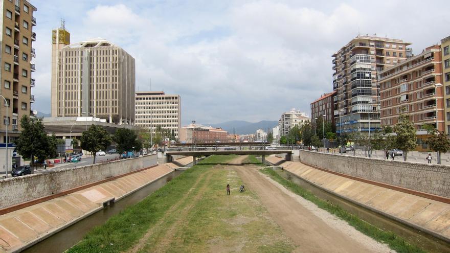 Málaga licita la iluminación del paseo peatonal del río Guadalmedina