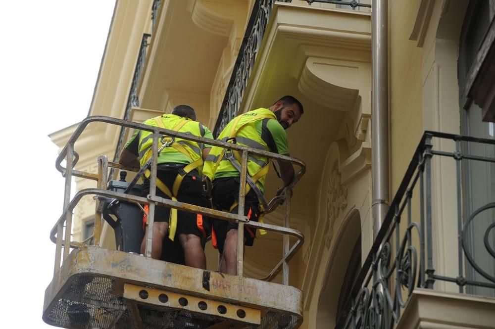 Comienza la instalación de toldos en Platería y Trapería