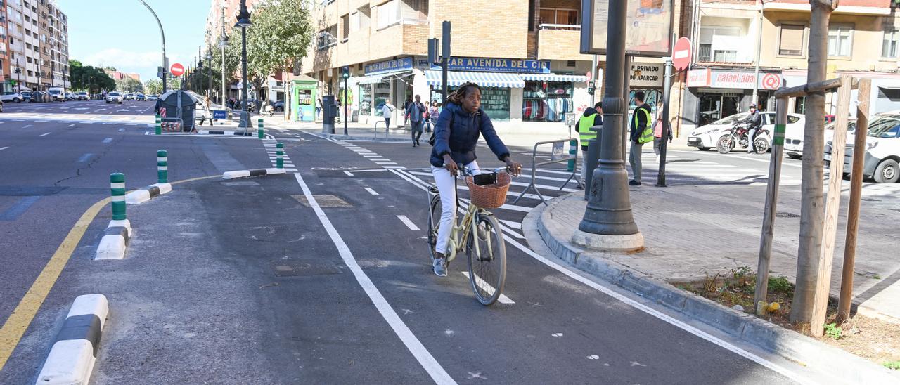 El carril bici de la avenida del Cid se ha abierto pese a faltar los aparcabicis