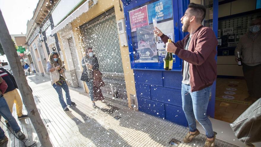 Los primeros premios se olvidan de la Región, excepto el Gordo, que llega en tren desde Atocha