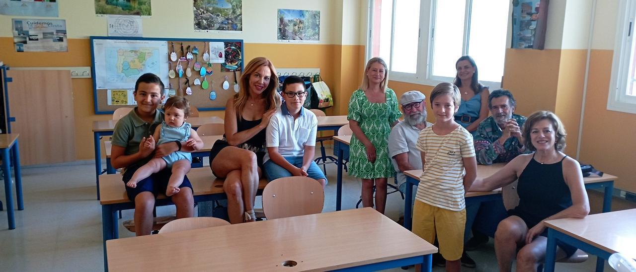 Esther Garrido, ayer, sentada en el aula donde se rodó parte del corto, entre los dos niños protagonistas -Pablo Díaz (izq.) y Jorge Otero y algunos de los participantes.