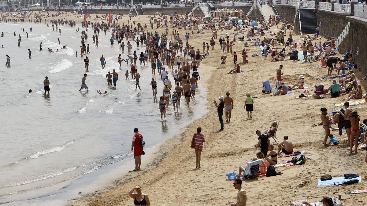 Ambiente ayer por la mañana en la playa de San lorenzo.