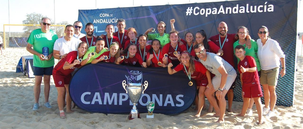 La selección cordobesa juvenil femenina celebra la victoria en la final del campeonato andaluz de fútbol playa.