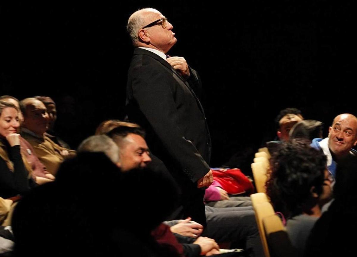 Leo Bassi, entre el público del teatro Jovellanos de Gijón el pasado mes de febrero, interpretando los textos de "The best of Leo Bassi".