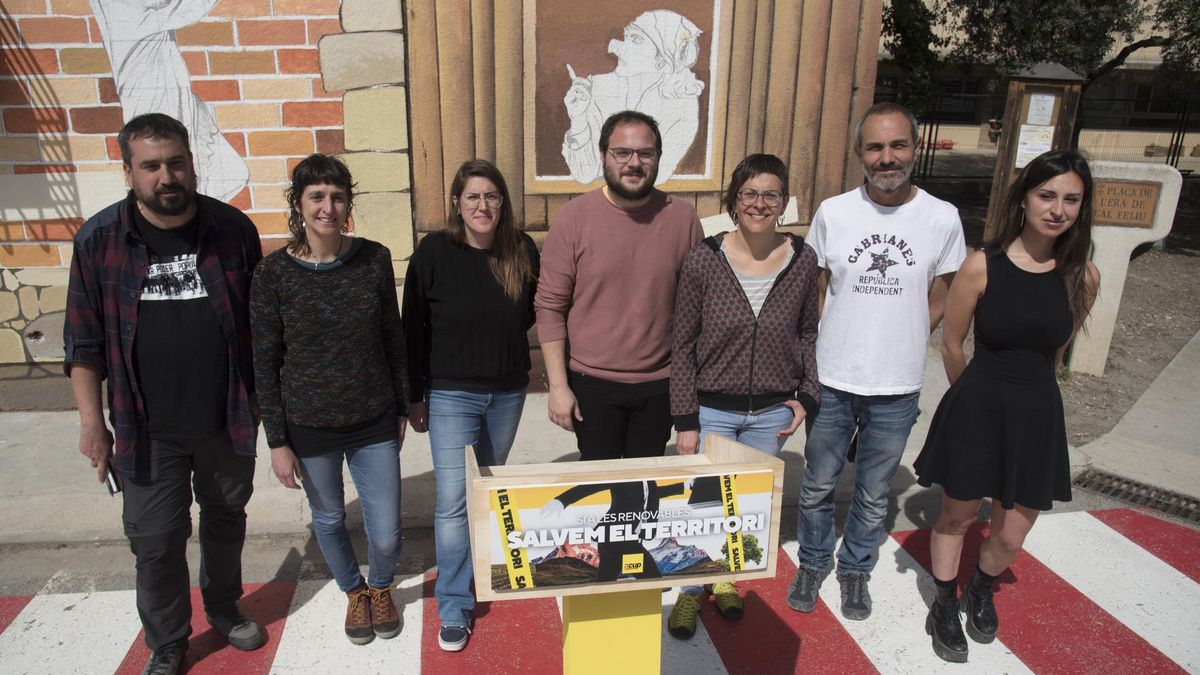 Representants de la CUP i el grup ecologista de Calders davant el mural reivindicatiu