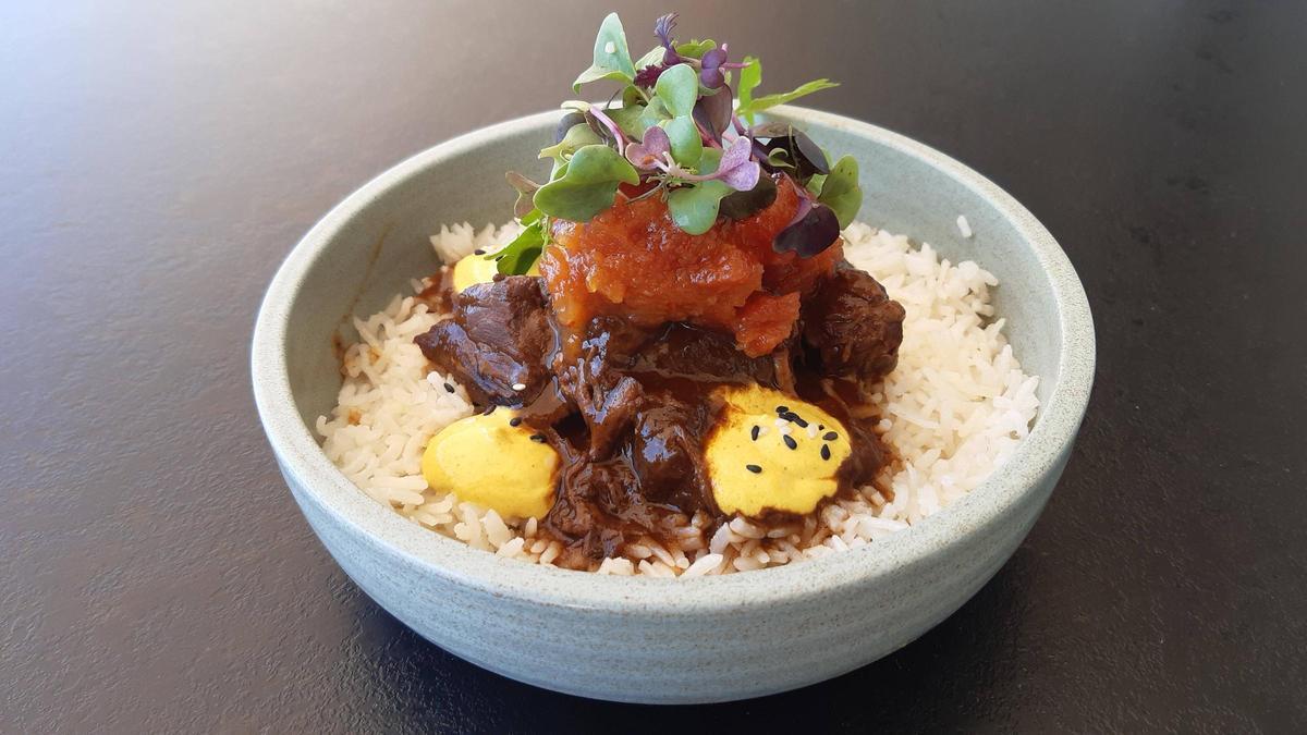 Rotes Curry mit Kalbsragout auf Reis.