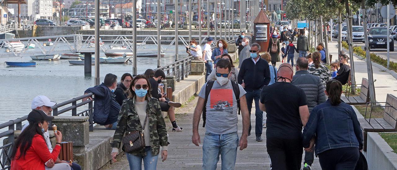 Gente paseando por Baiona, que ha salido del nivel más alto de restricciones