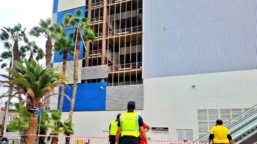 La caída de láminas de la fachada del CC El Muelle obliga a cerrar la zona a peatones y vehículos