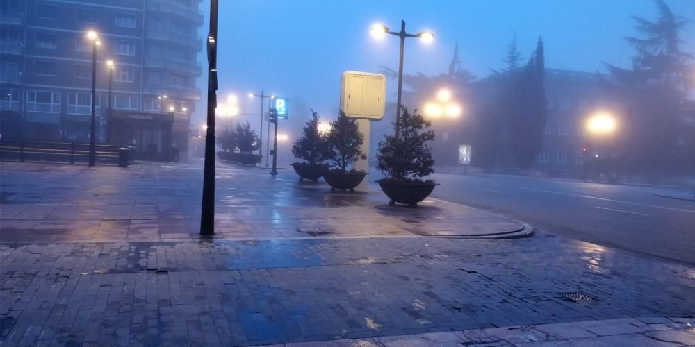 Oviedo amanece entre una densa bruma.