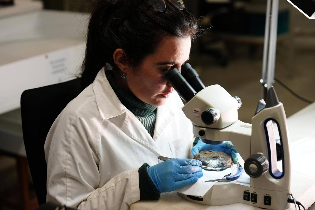 Anna Bertral, con la misteriosa pieza procedente de un yacimiento romano de Osona.