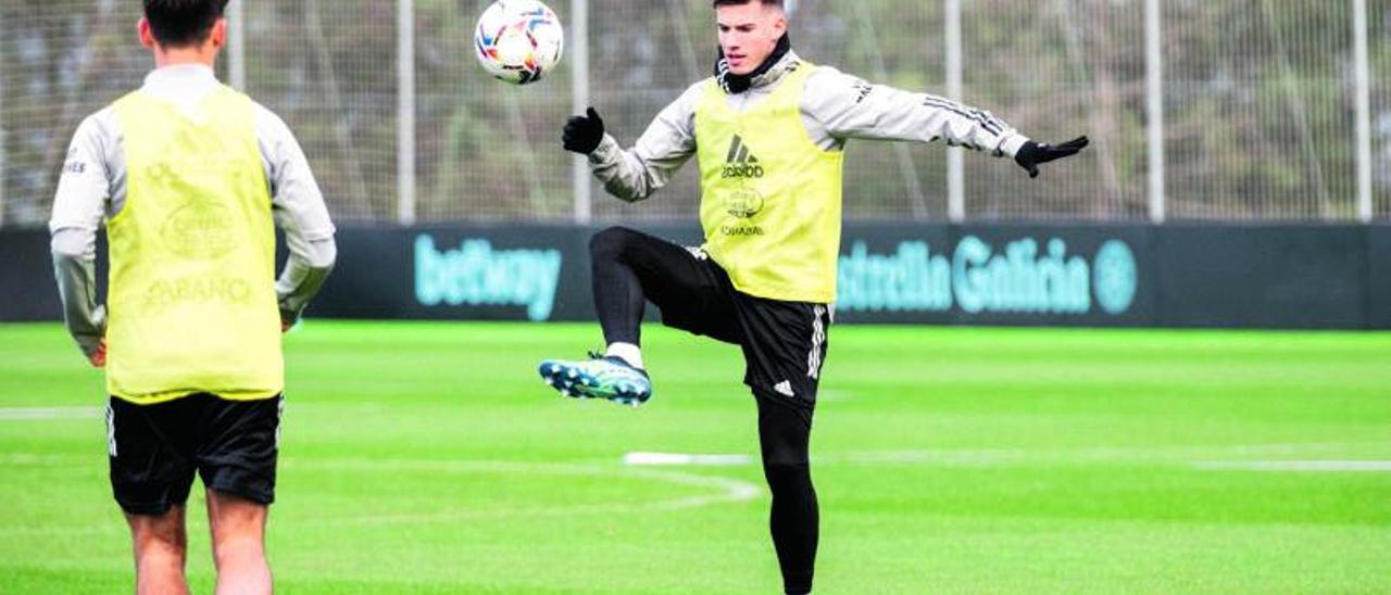 Santi Mina,
durante un entrenamiento
del Celta en Mos.   | // RCCV