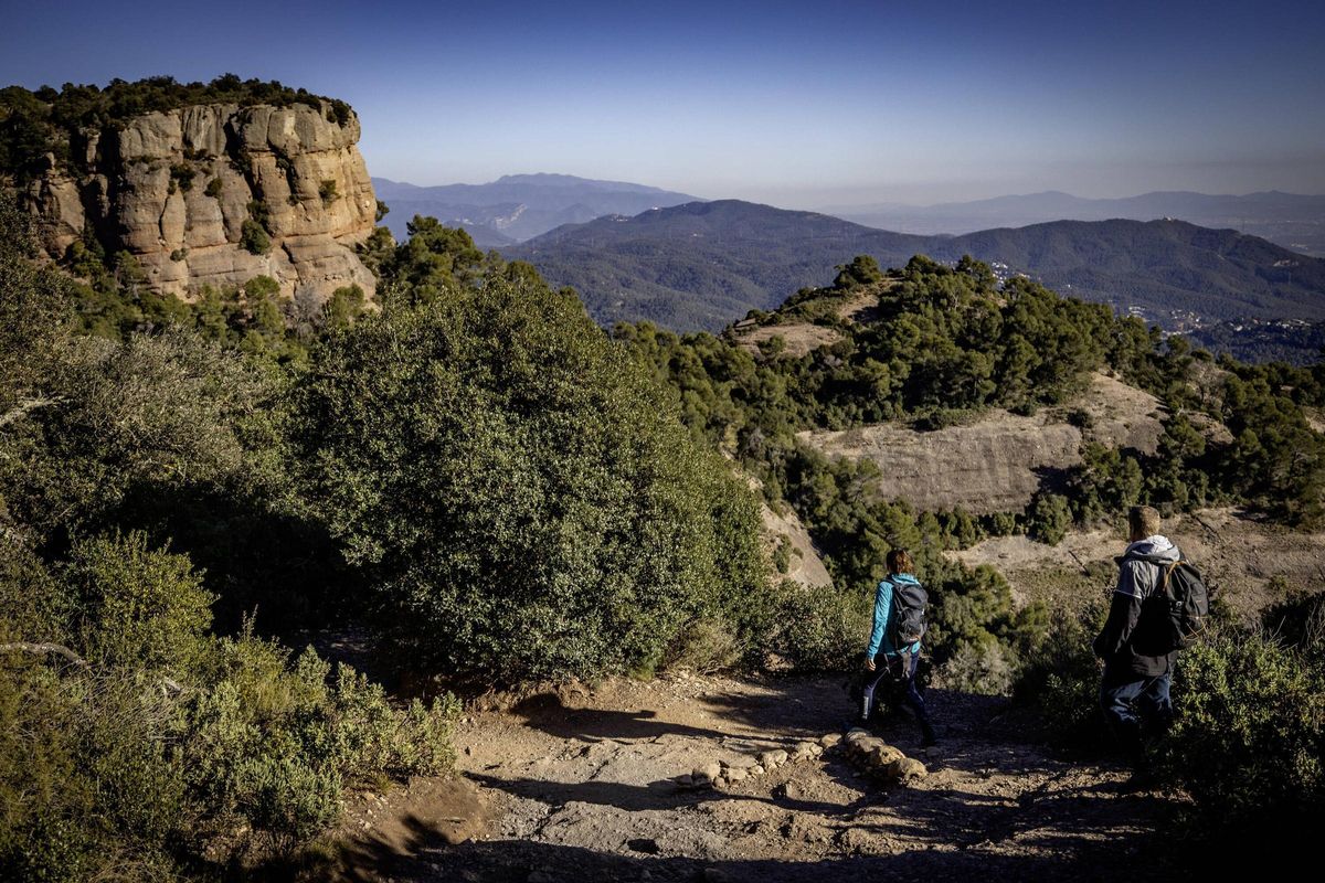 Patrícia González y Marc Nieves bajan de la cima de La Mola, el punto más alto del parque natural de Sant Llorenç del Munt y del Obac con 1104 metros de altitud