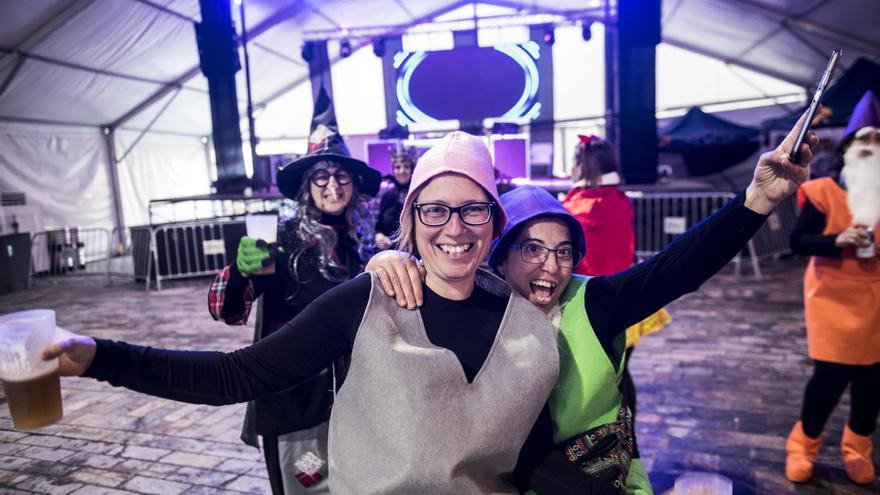 La carpa de la plaza de Cáceres salva al Carnaval de la lluvia