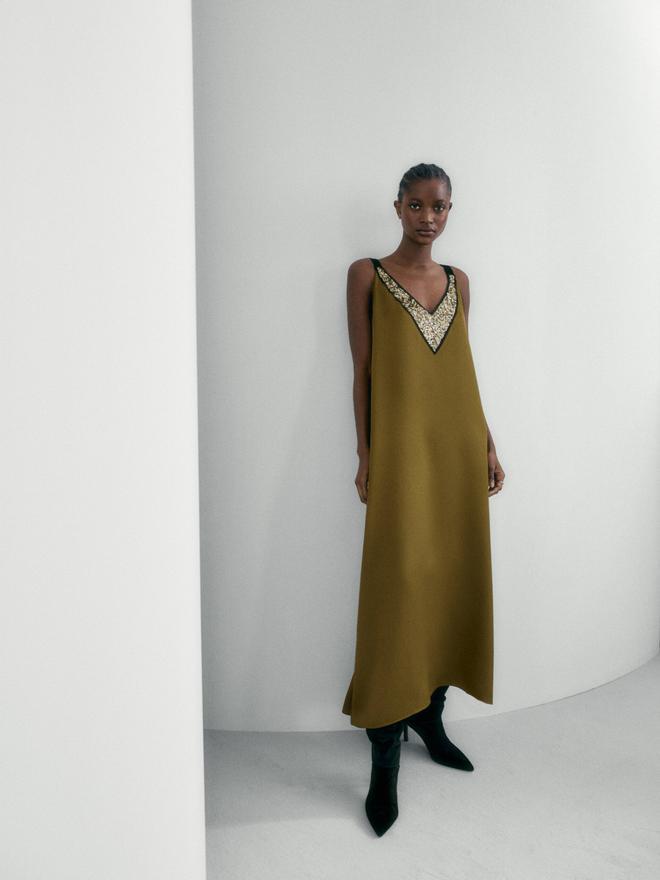 Vestido largo de tirantes con detalle de lentejuelas de Massimo Dutti