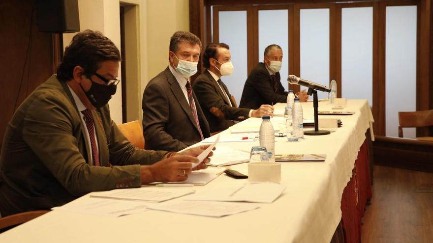 Directivos del Club de Regatas, ayer, en la asamblea.