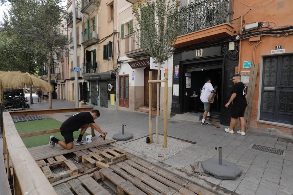 Comienzan a desmontar las terrazas en plazas de aparcamientos en Palma